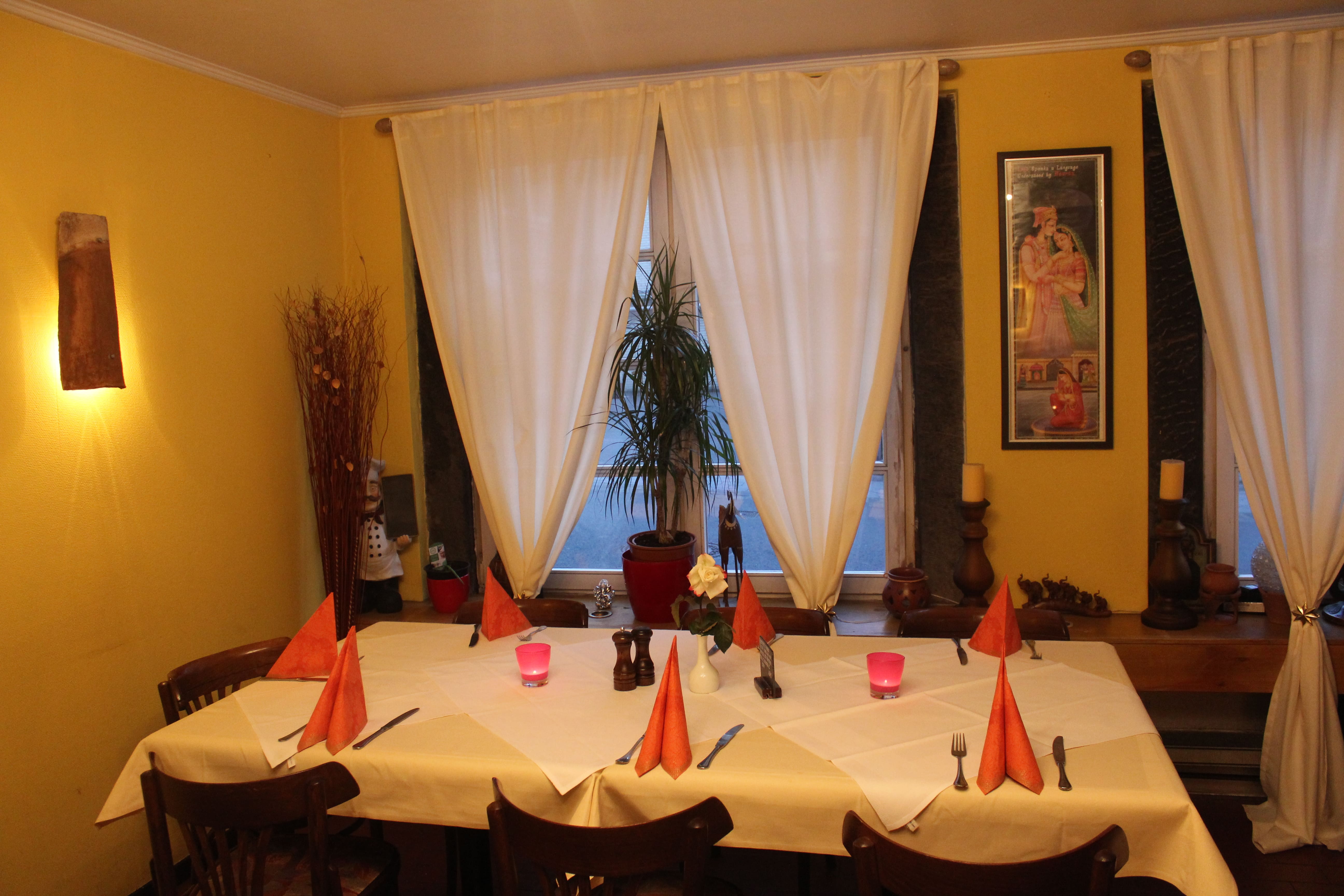 Gedeckter Tisch im Restaurant Mostard